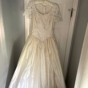 2000 vintage Priscilla of Boston wedding dressed. Lace and shantung silk.